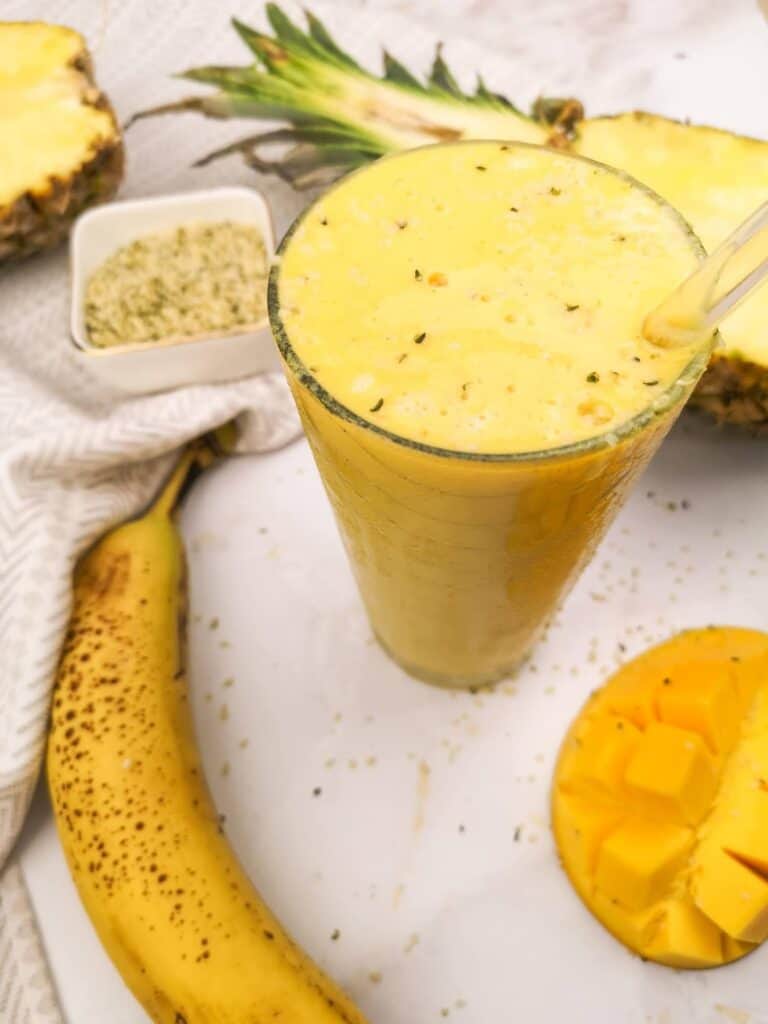 smoothie jaune tropical dans un verre