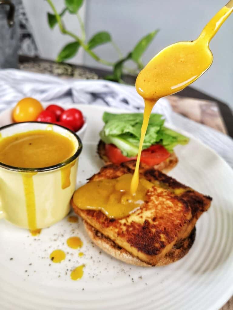 sauce jaune d'oeuf sur sandwich
